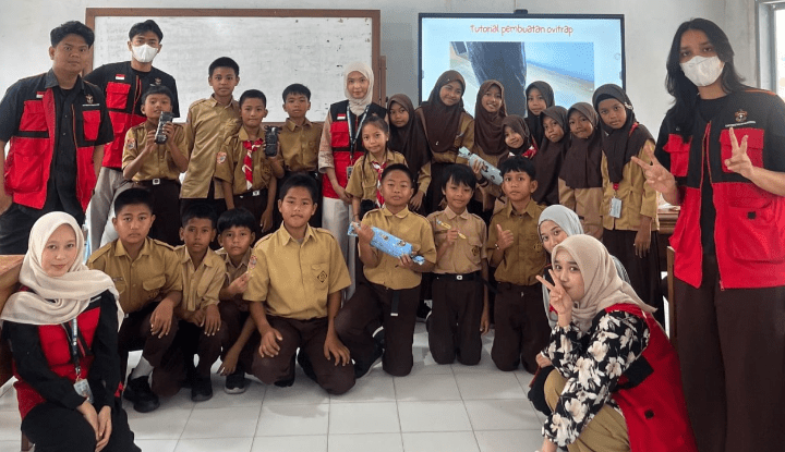 KKN-PK Unhas Ajak Siswa Praktik Langsung 3M+ dan Ovitrap