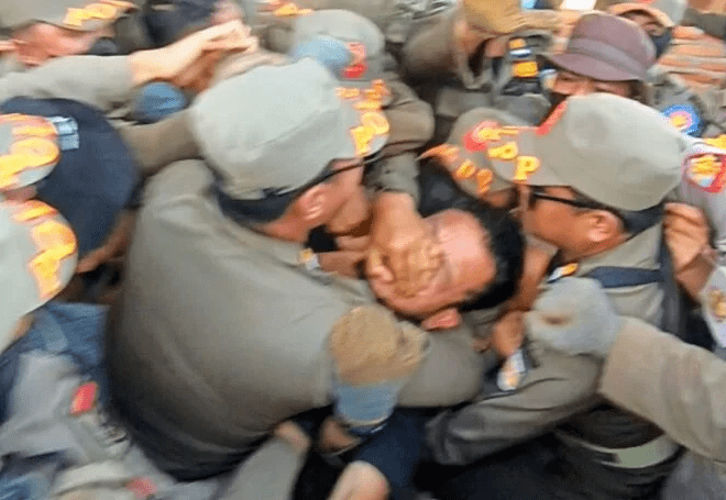 Kekerasan aparat kepada pendamping dari LBH Makassar