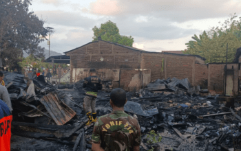Kebakaran Hanguskan Dua Rumah di Polewali, Sinergi Damkar, TNI, dan Brimob Cegah Api Meluas