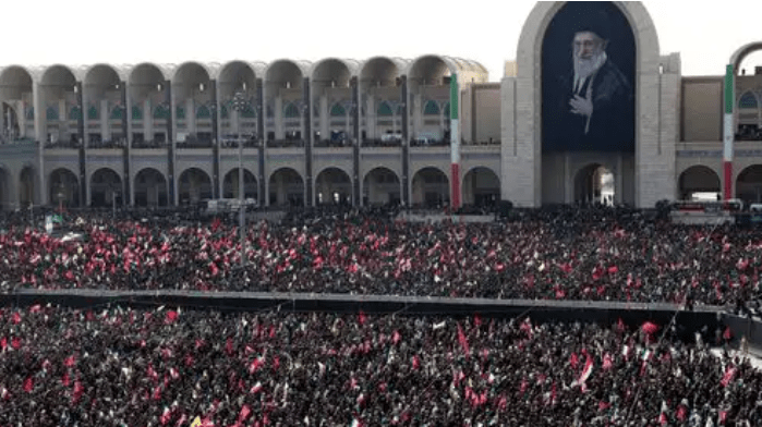 Lautan Pelayat Iringi Hari Pertama Prosesi Pemakaman Ali Khamenei di Teheran