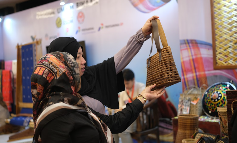 PT Vale Kenalkan Anyaman Teduhu di Dekranas 2026, Dorong Regenerasi Pengrajin Muda
