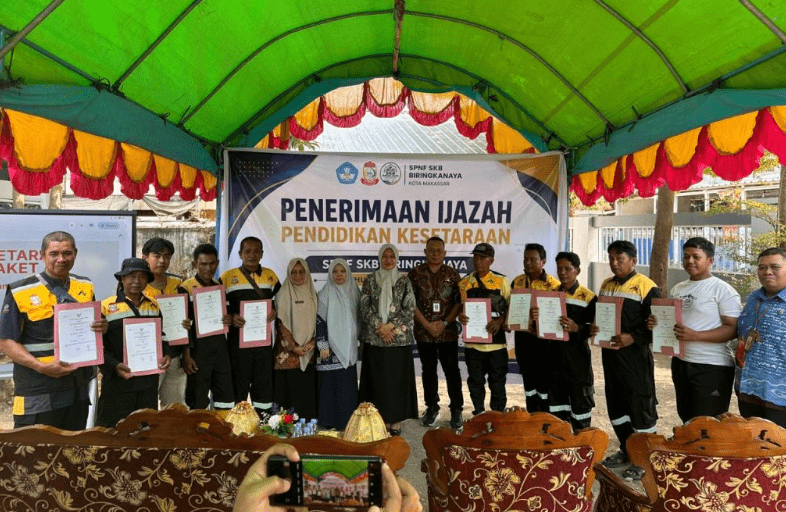 Pemkot Makassar Serahkan 108 Ijazah Kesetaraan