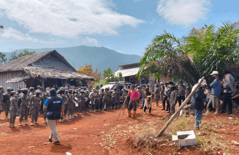 Satpol PP vs Warga Laoli di Luwu Timur