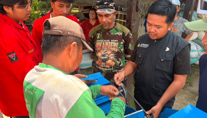 Unhas Hadirkan Mesin Pencacah Pakan untuk Tingkatkan Produktivitas Peternak Sapi di Bulukumba