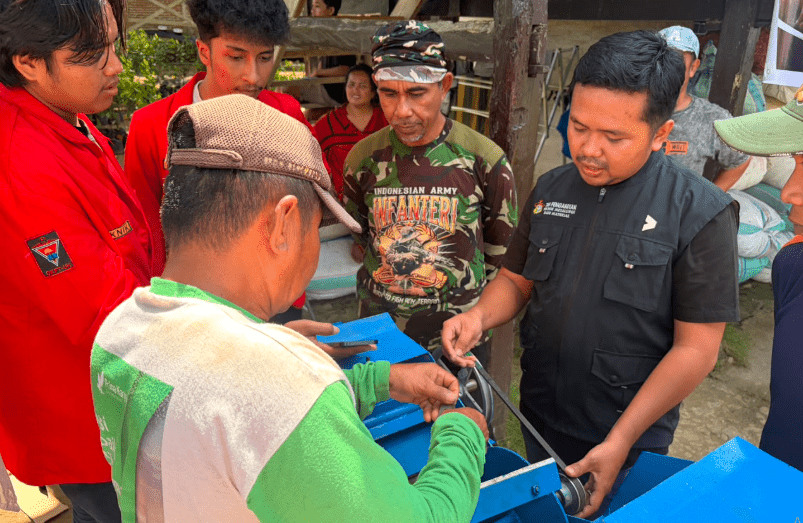 Unhas Hadirkan Mesin Pencacah Pakan untuk Tingkatkan Produktivitas Peternak Sapi di Bulukumba1