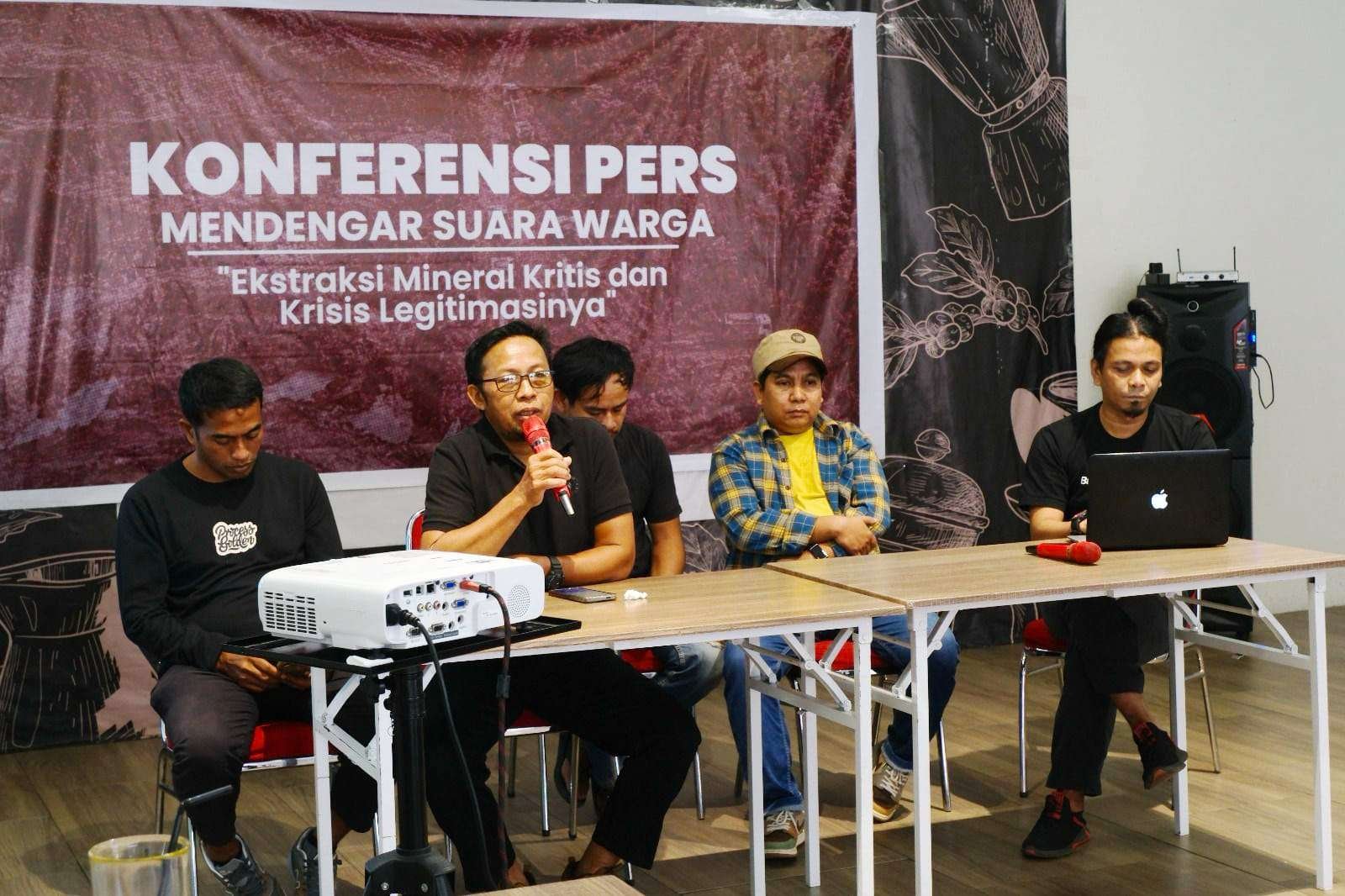 Perwakilan masyarakat terdampak pertambangan dan industri pengolahan nikel dari Loeha Raya, Kabupaten Luwu Timur, Bantaeng, Sulawesi Selatan, serta Torobulu, Sulawesi Tenggara, menggelar konferensi pers di Makassar, Selasa (14/7/2026).