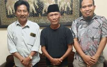 Datu Luwu ke -40 Andi Maradang Maculau saat menerima kunjungan manajemen PT KITLT kediamannya di Kecamatan Ciputat Kota Tanggerang Selatan Banten. Rabu 28 Mei 2025