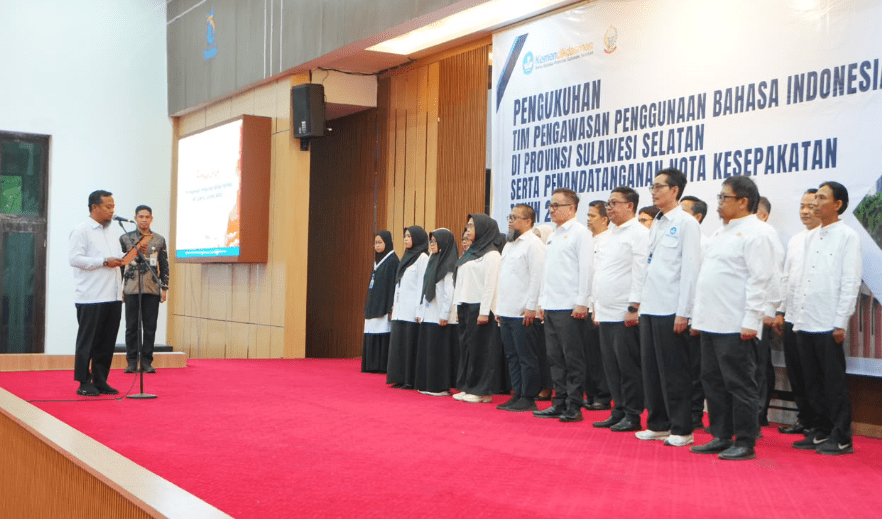 Gubernur Sulawesi Selatan Andi Sudirman Sulaiman mengukuhkan Tim Pengawasan Penggunaan Bahasa Indonesia Provinsi Sulawesi Selatan