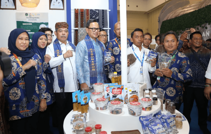 Kunjungi Stand Lutim, Wamendagri Bima Arya Tertarik dengan Dange Juara
