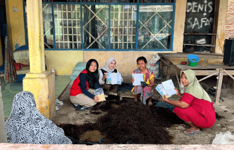 Mahasiswa KKN Unhas Edukasi Pembudidaya Rumput Laut tentang Pentingnya Kualitas Air melalui Program GERAI PESISIR di Desa Baruga