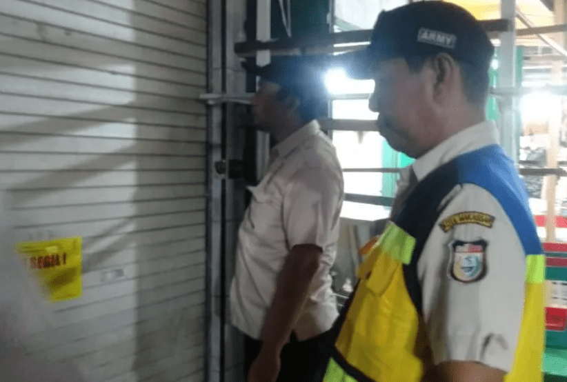 Penyegelan Kios di PND oleh Perumda Perumda Pasar Makassar Raya