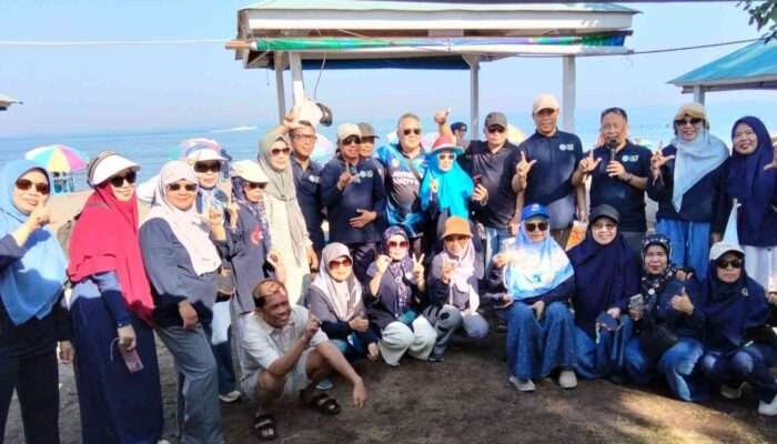 Rawat Dua Dekade Kebersamaan, KKLT Gelar Family Gathering di Pantai Biru Makassar