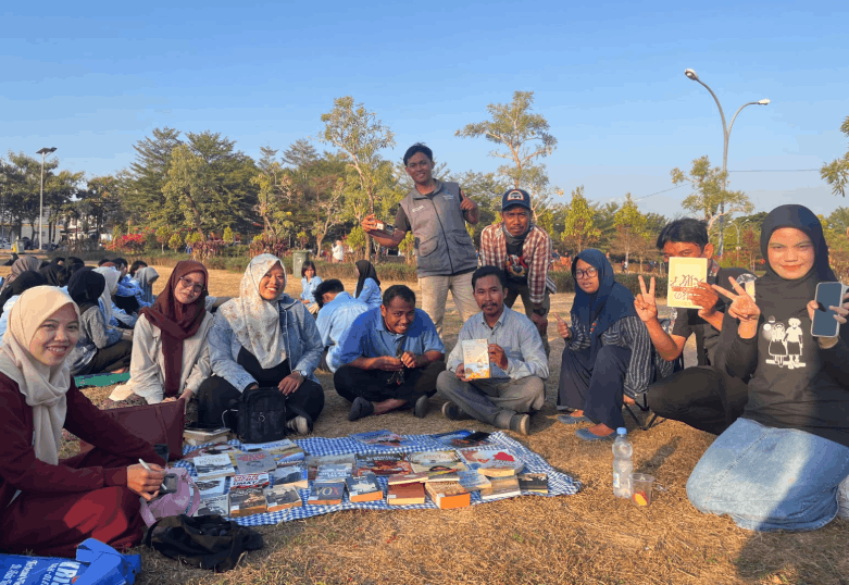 Lapak Baca yang digelar Pustaka Sabtu Sore di Lapangan Syeh Yusuf Sungguminasa Gowa (Foto: IST)