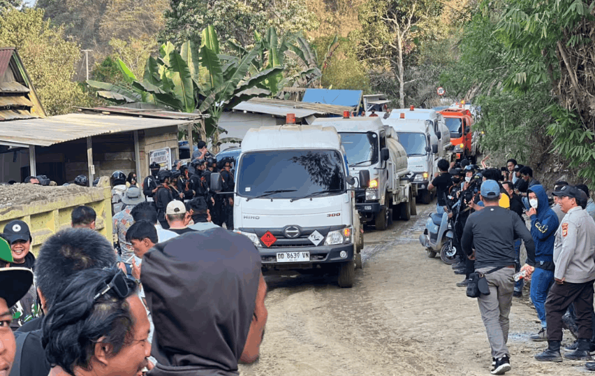 Blokade Akses Jalan ke Masmindo