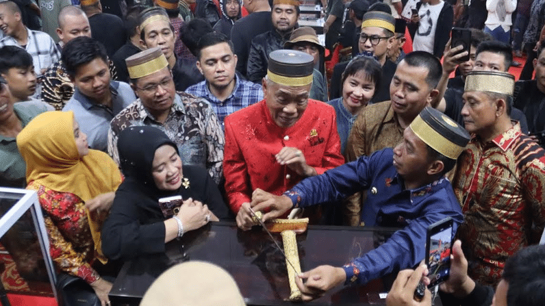 Mendiang Dr. H. Achmad Ubbe, S.H., M.H., APU pada sebuah acara kebudayaan semasa hidupnya (Foto: IST)