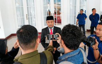 Penunjukan Andi Winarno disampaikan langsung oleh Andi Sudirman saat memimpin upacara peringatan Hari Kesaktian Pancasila di Halaman Rumah Jabatan Gubernur Sulsel, Kamis (1/10/2026).