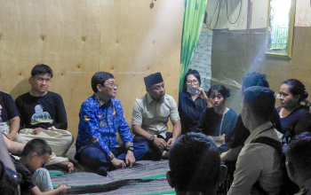Gubernur Andi Sudirman Beri Santunan dan Biaya Pendidikan Anak Petugas Karhutla yang Gugur di Torut
