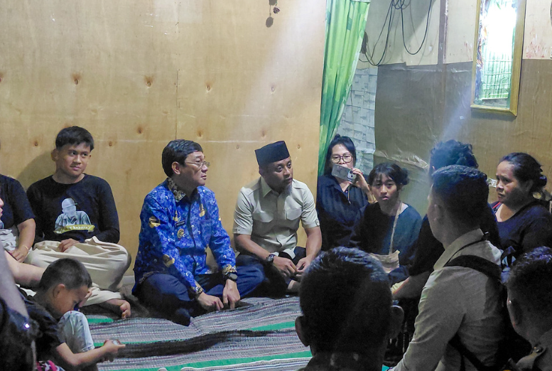 Gubernur Andi Sudirman Beri Santunan dan Biaya Pendidikan Anak Petugas Karhutla yang Gugur di Torut