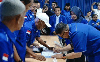 Jadi Calon Tunggal, Appi Kembalikan Formulir Ketua Demokrat Sulsel Didampingi 24 DPC
