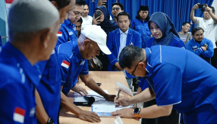Jadi Calon Tunggal, Appi Kembalikan Formulir Ketua Demokrat Sulsel Didampingi 24 DPC
