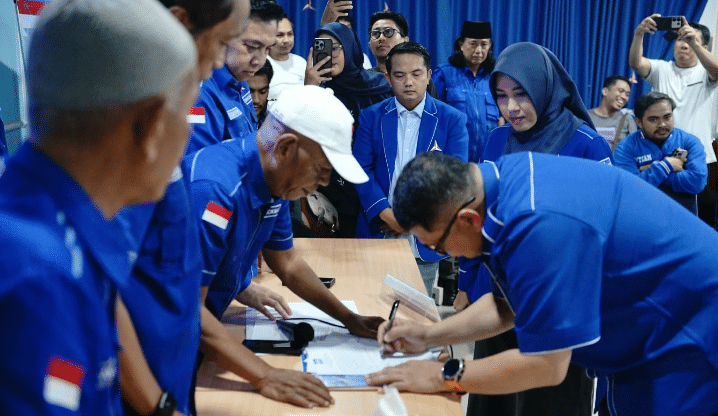 Jadi Calon Tunggal, Appi Kembalikan Formulir Ketua Demokrat Sulsel Didampingi 24 DPC
