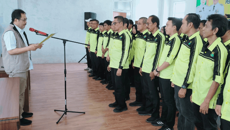 Ketua Umum Pengprov PBSI Sulsel Prof Dr Warsinggih melantik Dr HM Syukri, SKM sebagai Ketua Umum Pengcab PBSI Kabupaten Barru.