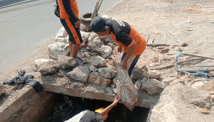 Dinas PU Makassar Kerahkan 150 Personel Normalisasi Drainase di Paccerakkang
