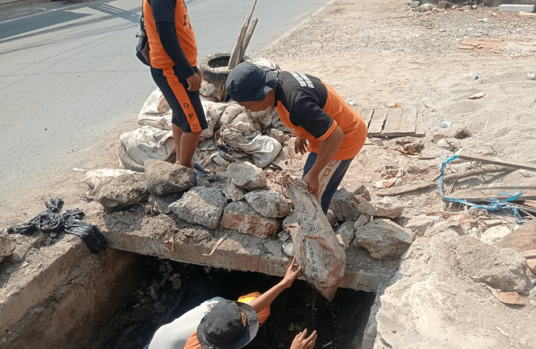 Pemkot Makassar Keruk Drainase di Tiga Titik Paccerakkang