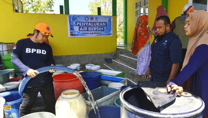 Pemprov Sulsel Salurkan 403 Ribu Liter Air Bersih untuk 13.235 Warga Makassar
