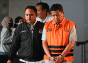 Pihak swasta Bima Setiawan (kanan), adik Kepala BNPB Letjen TNI Suharyanto, berjalan mengenakan rompi tahanan seusai menjalani pemeriksaan di Gedung Merah Putih KPK, Jakarta (Foto Antara)