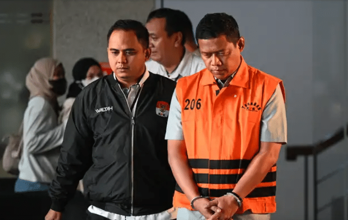 Pihak swasta Bima Setiawan (kanan), adik Kepala BNPB Letjen TNI Suharyanto, berjalan mengenakan rompi tahanan seusai menjalani pemeriksaan di Gedung Merah Putih KPK, Jakarta (Foto Antara)