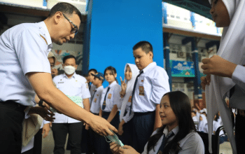 Kualitas Udara Makassar Sangat Tidak Sehat, Pemkot Bagikan Masker Gratis kepada Siswa