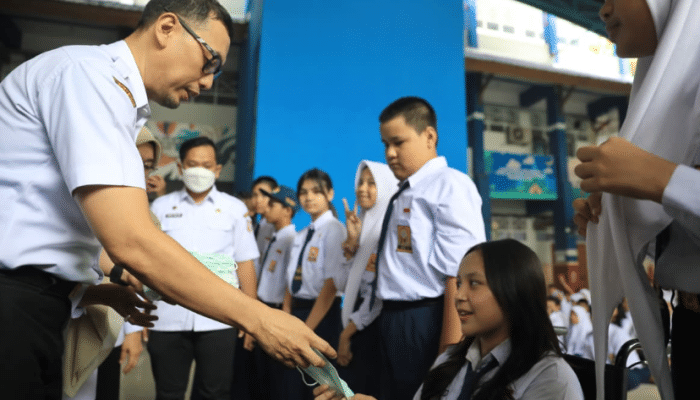 Kualitas Udara Makassar Sangat Tidak Sehat, Pemkot Bagikan Masker Gratis kepada Siswa