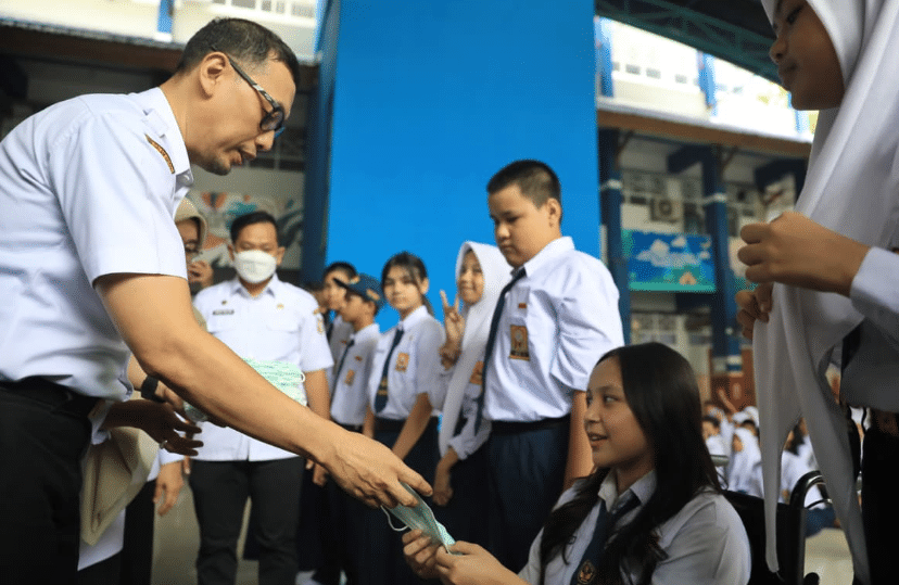 Sekda Boyong SKPD Turun ke Sekolah, Bagikan Masker Cegah Dampak Kabut Asap