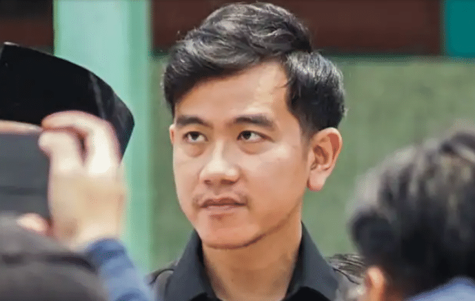 Wakil Presiden Gibran Rakabuming Raka saat mengunjungi SDN Pasusukan, di Kecamatan Bawang, Kabupaten Batang, Jawa Tengah (Foto Antara)
